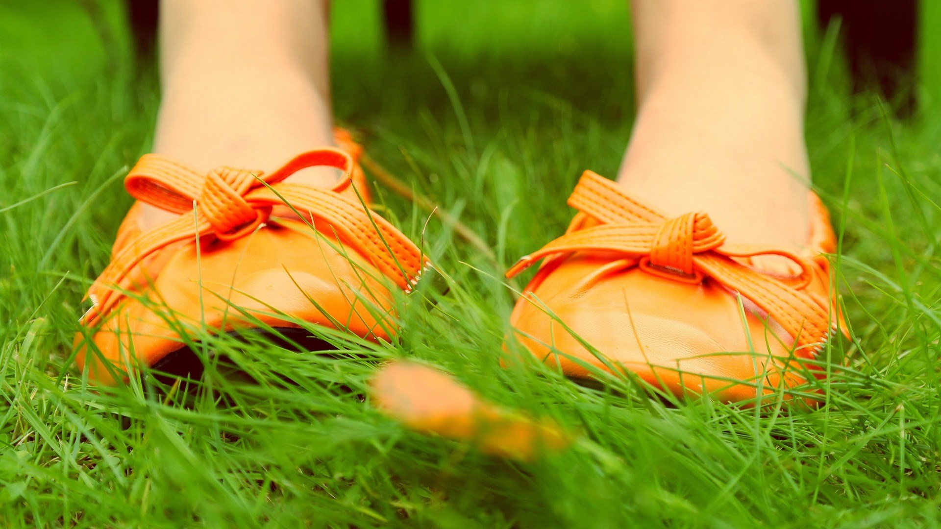 Летний сюрприз. Туфли в траве. Оранжевые ноги. Обувь на природе. Детские ножки в туфельках.